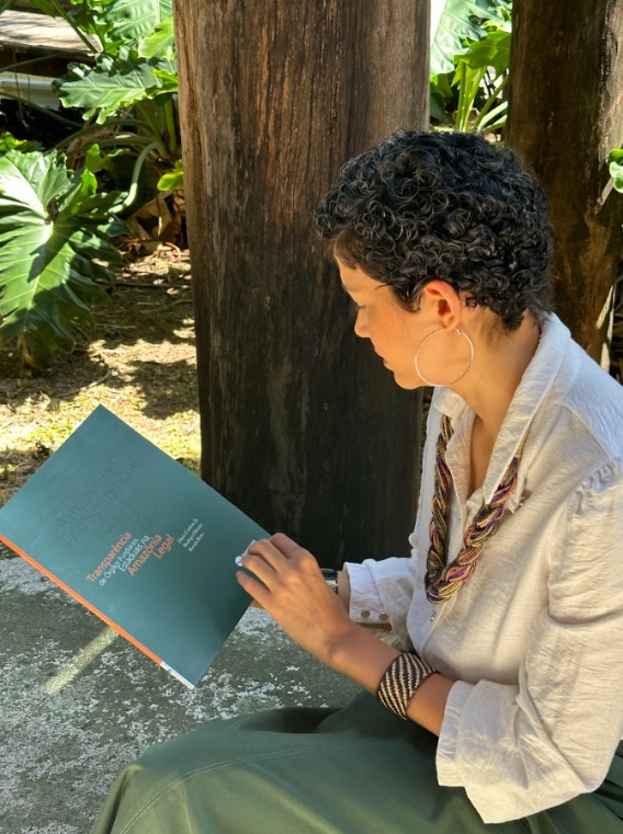 Brenda Brito, em 2025, com a pesquisa sobre transparência dos órgãos de terra dos estados da Amazônia Legal, publicada em 2018 (Foto: Fernanda da Costa)