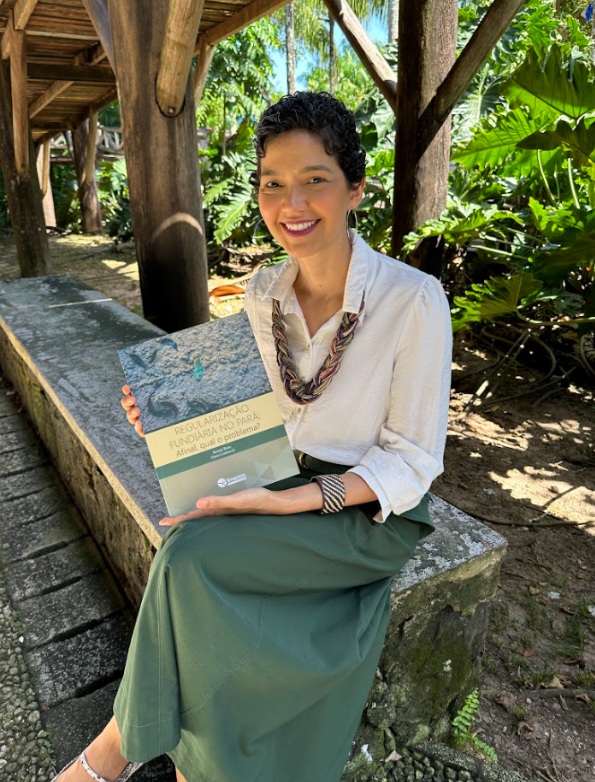 Brenda Brito, em 2025, com o primeiro estudo do Imazon focado no ordenamento territorial do Pará, publicado em 2015 (Foto: Fernanda da Costa)