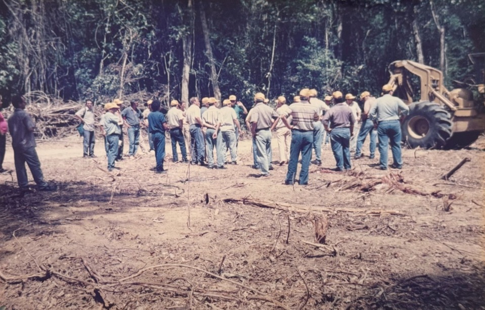 Dia de campo com empresários do setor madeiro de Paragominas no projeto piloto de manejo florestal (Foto: Arquivo Imazon)