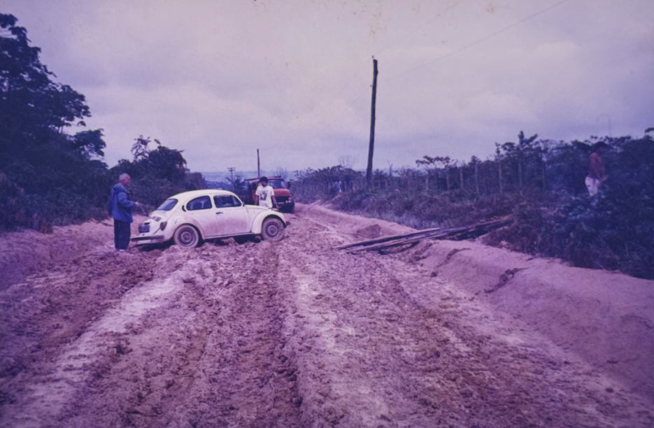 Fusca do Imazon atolado durante estudo de campo nos anos 90 (Foto: Arquivo Imazon)