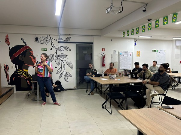 Bióloga Jarine apresentando o monitoramento da biodiversidade do Programa Grande Tumucumaque
