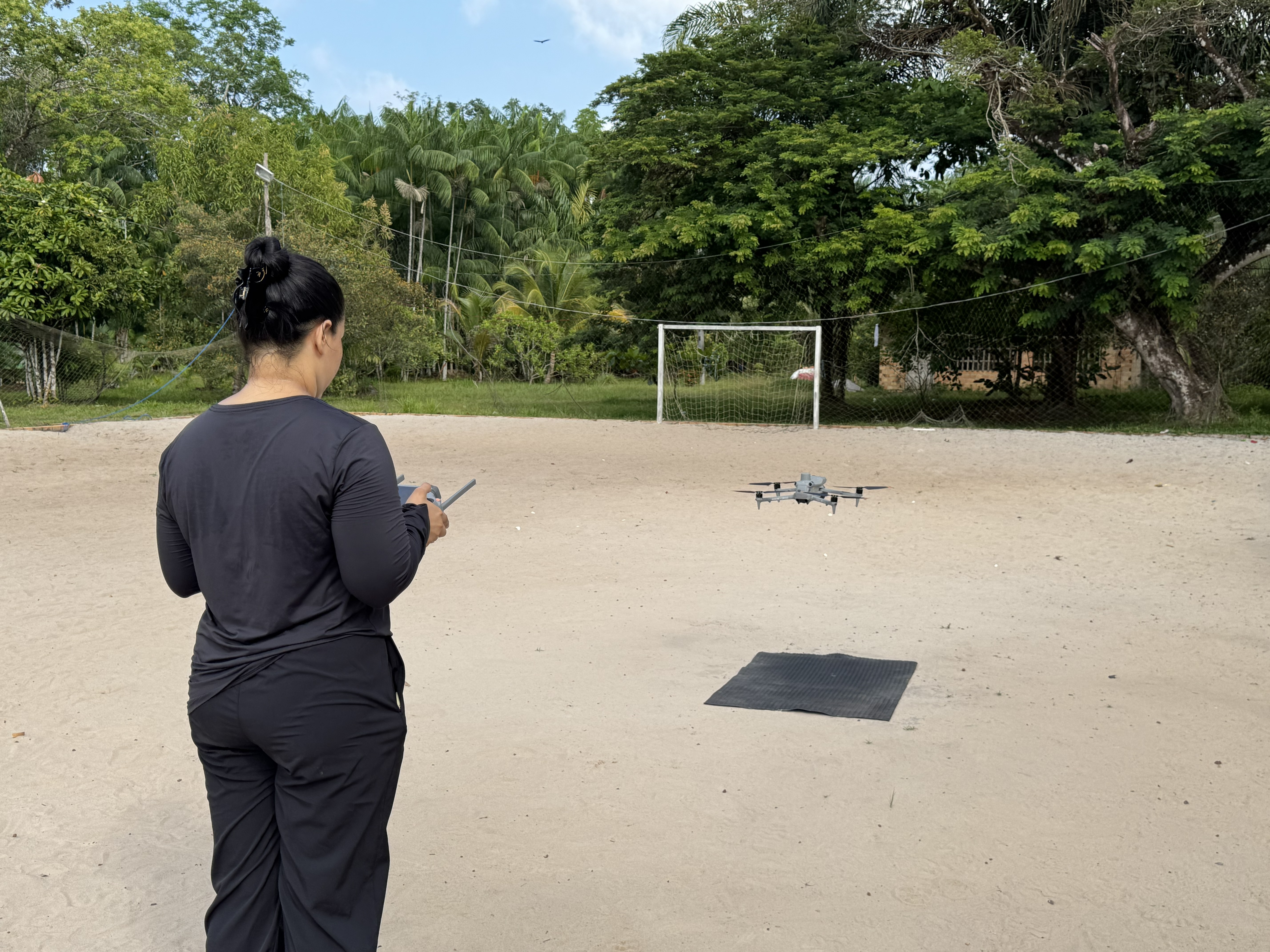Pesquisadora Bianca Santos durante o sobrevoo de áreas úmidas com uso de drone (Imagem: Armando Ribeiro/Imazon)
