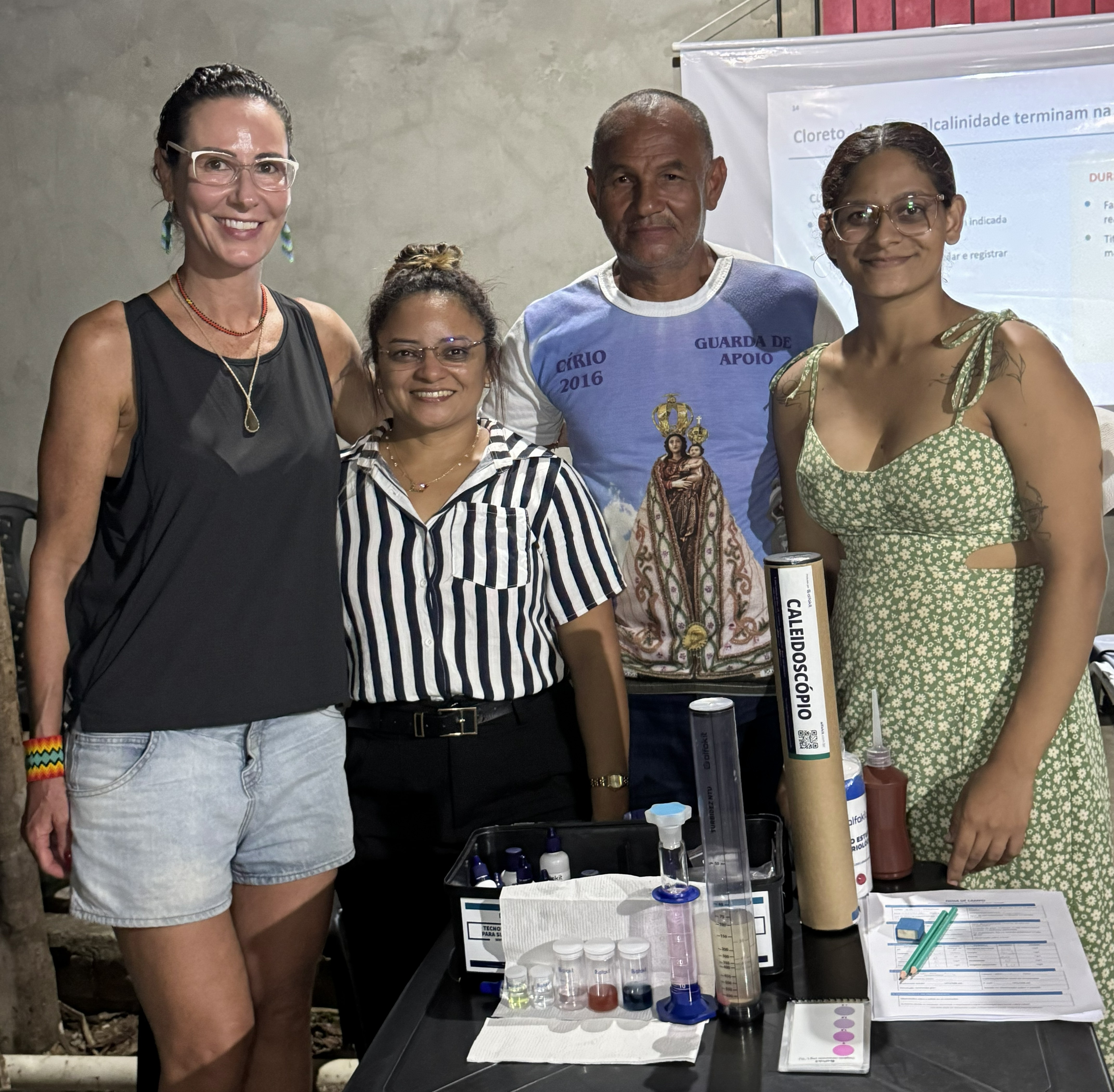 Pesquisadora Gina Boemer e moradores da comunidade participantes da oficina de qualidade da água (Imagem: Armando Ribeiro/Imazon)