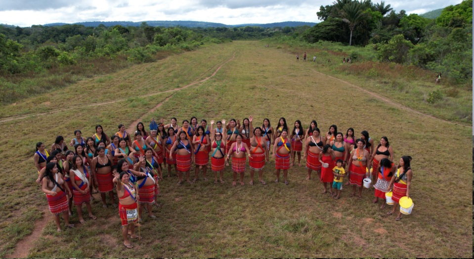Integrantes da AMIWA (Articulação de Mulheres Indígenas Wayana e Aparai) na pista da Aldeia Bona, Tumucumaque Leste (Foto: Nacip Mahmud)