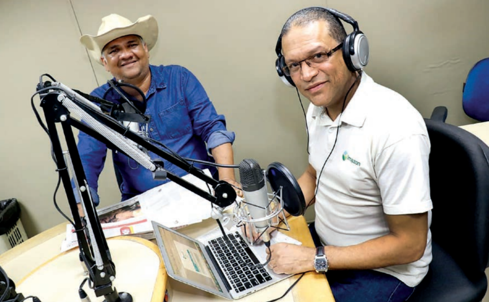 Pesquisador Paulo Amaral divulgando os preços dos produtos da floresta na rádio (Foto: Arquivo Imazon)
