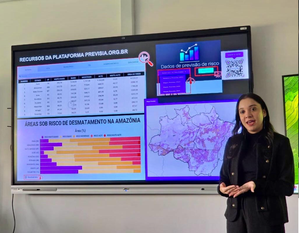Pesquisadora Alexandra Alves durante apresentação dos dados da PrevisIA para a Associação dos Membros dos Tribunais de Contas do Brasil (Atricon), em 2025 (Foto: Imazon)