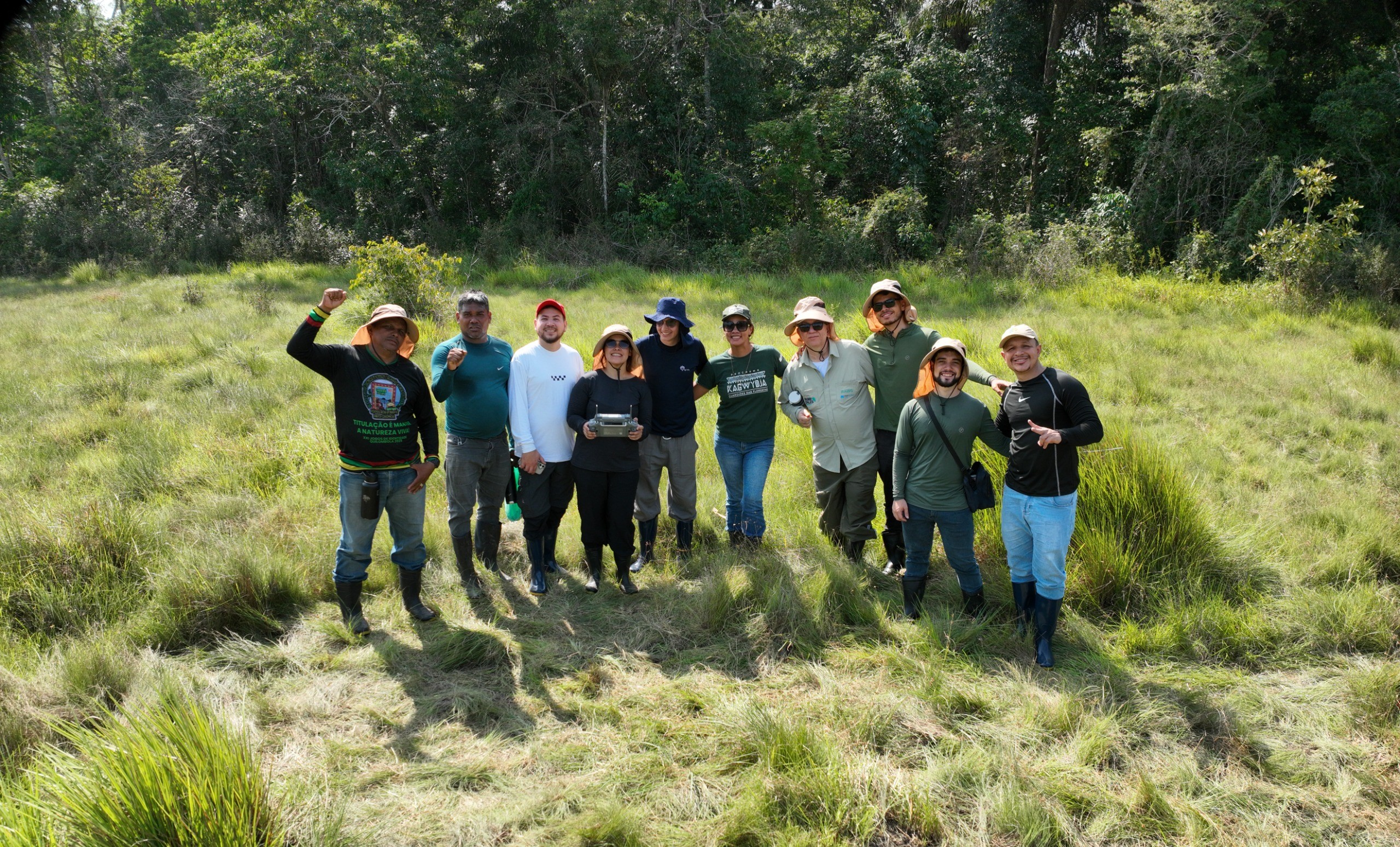 Parte da equipe de pesquisadores e quilombolas durante sobrevôo com  drone (Imagem: Imazon)